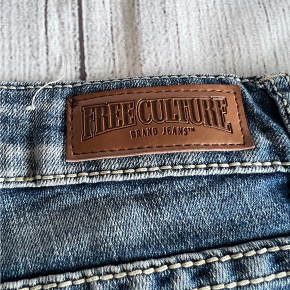 Ladies Embellished Jean Shorts with Button Pockets - Picture 6 of 7